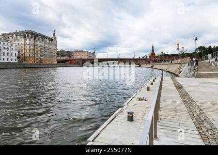 Geringe Aussicht auf Fluss Moskwa und Moskvoretskaya Damm in der Stadt Moskau im Herbst Stockfoto