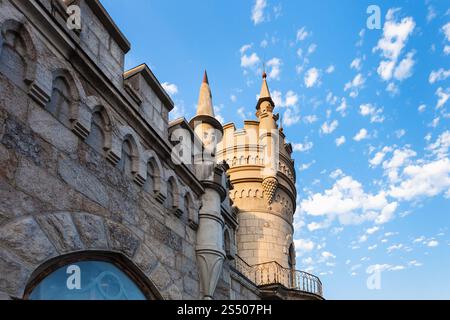 Reise auf die Krim-Wand und den Turm von Schloss Schwalbennest und blauer Himmel in Gaspra Bezirk an der Südküste der Krim im Herbst Abend Stockfoto