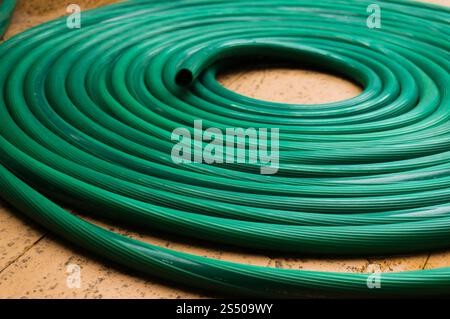 Abstract von Green Rubber Tube Textur zum Bewässern von Pflanzen im Garten. Stockfoto