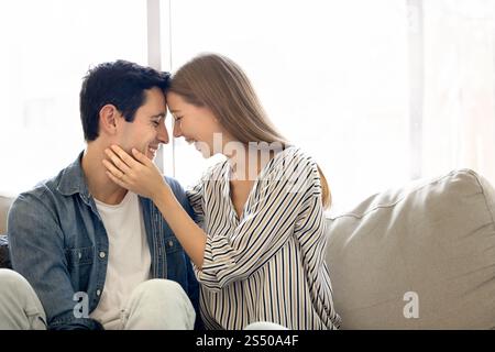 Fröhliches süßes junges hispanisches Paar, das romantische Freizeit genießt Stockfoto