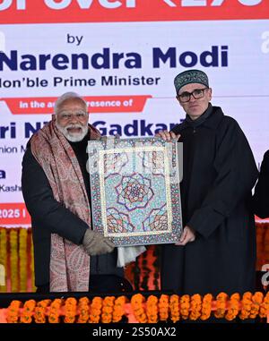 Srinagar, Indien. Januar 2025. SRINAGAR, INDIEN - 13. JANUAR: Premierminister Narendra Modi wird von Jammu und Kaschmir-Chef Omar Abdullah bei der Einweihung des Z-Morh-Tunnels in Sonamarg am 13. Januar 2025, etwa 90 Kilometer von Srinagar entfernt, geehrt. Der strategische 6,5 km lange Z-Morh-Tunnel, der für 2.400 Mrd. RS auf dem Srinagar-Leh National Highway gebaut wurde, soll die Region Ladakh das ganze Jahr über besser auf der Straße zugänglich machen. (Foto: Waseem Andrabi/Hindustan Times/SIPA USA) Credit: SIPA USA/Alamy Live News Stockfoto