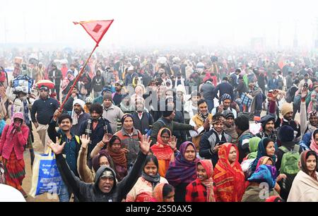 PRAYAGRAJ, INDIEN – 13. JANUAR: Die Gläubigen versammelten sich am 13. Januar 2025 in Prayagraj, Indien, am Zusammenfluss der Flüsse Ganges, Yamuna und Saraswati während der Maha Kumbh Mela. Die 45-tägige Mahakumbh Mela 2025, die als größte Versammlung der Erde gefeiert wurde, begann am frühen Montag anlässlich von Paush Purnima. Schätzungsweise 1,5 Milliarden (15 Millionen) Gläubige sollen unter strengen Sicherheitsmaßnahmen ein heiliges Bad am Sangam nehmen, dem heiligen Zusammenfluss von Ganga, Yamuna und dem mythischen Saraswati. (Foto: Deepak Gupta/Hindustan Times/SIPA USA) Stockfoto