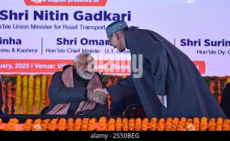 Srinagar, Indien. Januar 2025. SRINAGAR, INDIEN - 13. JANUAR: Premierminister Narendra Modi schüttelt bei der Einweihung des Z-Morh-Tunnels in Sonamarg am 13. Januar 2025 die Hand mit Jammu und dem kaschmirschen Ministerpräsidenten Omar Abdullah 90. Der strategische 6,5 km lange Z-Morh-Tunnel, der für 2.400 Mrd. RS auf dem Srinagar-Leh National Highway gebaut wurde, soll die Region Ladakh das ganze Jahr über besser auf der Straße zugänglich machen. (Foto: Waseem Andrabi/Hindustan Times/SIPA USA) Credit: SIPA USA/Alamy Live News Stockfoto