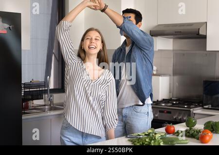 Fröhliche junge Paare kochen und Spaß zu Hause haben Stockfoto