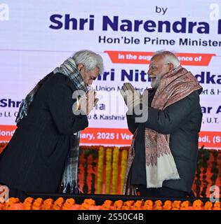 Srinagar, Indien. Januar 2025. SRINAGAR, INDIEN - 13. JANUAR: Premierminister Narendra Modi mit Jammu und Kaschmir-Vizegouverneur Manoj Sinha bei der Einweihung des Z-Morh-Tunnels am 13. Januar 2025 in Sonamarg, etwa 90 Kilometer von Srinagar, Indien. Der strategische 6,5 km lange Z-Morh-Tunnel, der für 2.400 Mrd. RS auf dem Srinagar-Leh National Highway gebaut wurde, soll die Region Ladakh das ganze Jahr über besser auf der Straße zugänglich machen. (Foto: Waseem Andrabi/Hindustan Times/SIPA USA) Credit: SIPA USA/Alamy Live News Stockfoto