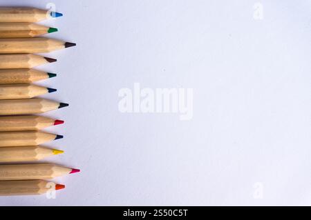 Farbstifte auf weißem Papierhintergrund. Platz zum Kopieren. Stockfoto