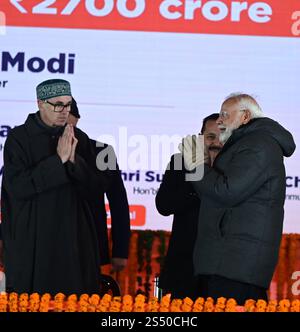 Srinagar, Indien. Januar 2025. SRINAGAR, INDIEN - 13. JANUAR: Premierminister Narendra Modi schüttelt bei der Einweihung des Z-Morh-Tunnels in Sonamarg am 13. Januar 2025 die Hand mit Jammu und dem kaschmirschen Ministerpräsidenten Omar Abdullah 90. Der strategische 6,5 km lange Z-Morh-Tunnel, der für 2.400 Mrd. RS auf dem Srinagar-Leh National Highway gebaut wurde, soll die Region Ladakh das ganze Jahr über besser auf der Straße zugänglich machen. (Foto: Waseem Andrabi/Hindustan Times/SIPA USA) Credit: SIPA USA/Alamy Live News Stockfoto
