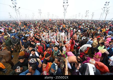 PRAYAGRAJ, INDIEN – 13. JANUAR: Die Gläubigen versammelten sich am 13. Januar 2025 in Prayagraj, Indien, am Zusammenfluss der Flüsse Ganges, Yamuna und Saraswati während der Maha Kumbh Mela. Die 45-tägige Mahakumbh Mela 2025, die als größte Versammlung der Erde gefeiert wurde, begann am frühen Montag anlässlich von Paush Purnima. Schätzungsweise 1,5 Milliarden (15 Millionen) Gläubige sollen unter strengen Sicherheitsmaßnahmen ein heiliges Bad am Sangam nehmen, dem heiligen Zusammenfluss von Ganga, Yamuna und dem mythischen Saraswati. (Foto: Deepak Gupta/Hindustan Times/SIPA USA) Stockfoto