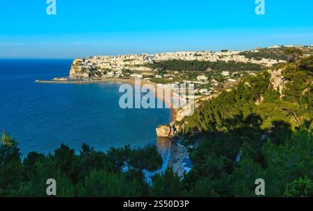 Schönen Sommer Meer Peschici Stadt thront, Ansicht von oben, Halbinsel Gargano in Apulien, Italien. Die Menschen sind nicht mehr wiederzuerkennen. Stockfoto