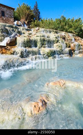 Naturbad mit Wasserfällen und heißen Quellen in Saturnia Thermalbädern, Grosseto, Toskana, Italien Stockfoto