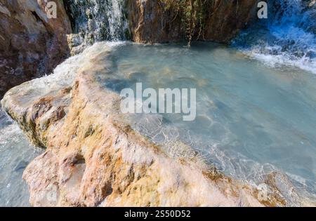 Naturbad mit Wasserfällen und heißen Quellen in Saturnia Thermalbädern, Grosseto, Toskana, Italien Stockfoto