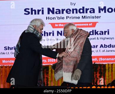 Srinagar, Indien. Januar 2025. SRINAGAR, INDIEN - 13. JANUAR: Premierminister Narendra Modi wird von Jammu und Kaschmir Vizegouverneur Manoj Sinha bei der Einweihung des Z-Morh-Tunnels in Sonamarg am 13. Januar 2025, etwa 90 Kilometer von Srinagar entfernt, geehrt. Der strategische 6,5 km lange Z-Morh-Tunnel, der für 2.400 Mrd. RS auf dem Srinagar-Leh National Highway gebaut wurde, soll die Region Ladakh das ganze Jahr über besser auf der Straße zugänglich machen. (Foto: Waseem Andrabi/Hindustan Times/SIPA USA) Credit: SIPA USA/Alamy Live News Stockfoto