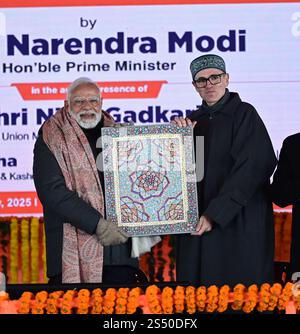 Srinagar, Indien. Januar 2025. SRINAGAR, INDIEN - 13. JANUAR: Premierminister Narendra Modi wird von Jammu und Kaschmir-Chef Omar Abdullah bei der Einweihung des Z-Morh-Tunnels in Sonamarg am 13. Januar 2025, etwa 90 Kilometer von Srinagar entfernt, geehrt. Der strategische 6,5 km lange Z-Morh-Tunnel, der für 2.400 Mrd. RS auf dem Srinagar-Leh National Highway gebaut wurde, soll die Region Ladakh das ganze Jahr über besser auf der Straße zugänglich machen. (Foto: Waseem Andrabi/Hindustan Times/SIPA USA) Credit: SIPA USA/Alamy Live News Stockfoto