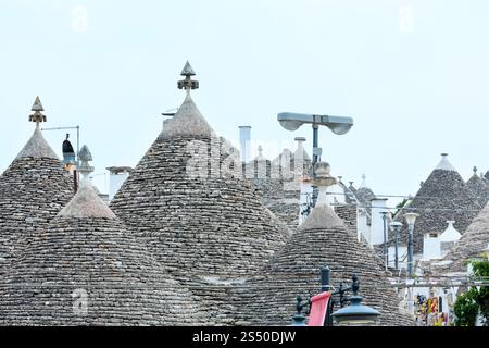 Trulli Dächer in den wichtigsten touristischen Bezirk von Alberobello schöne alte historische Stadt, Region Apulien, Süditalien Stockfoto