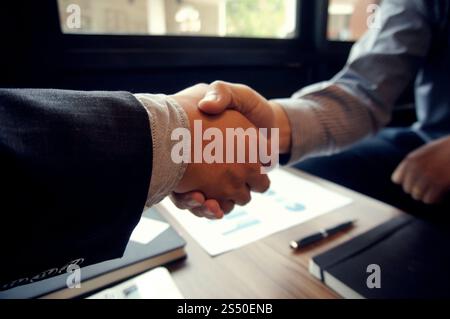 Bild Business mans Handshake. Business Partnerschaft treffen Konzept. Stockfoto