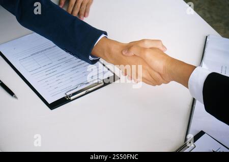 Bild Business mans Handshake. Business Partnerschaft treffen Konzept. Stockfoto