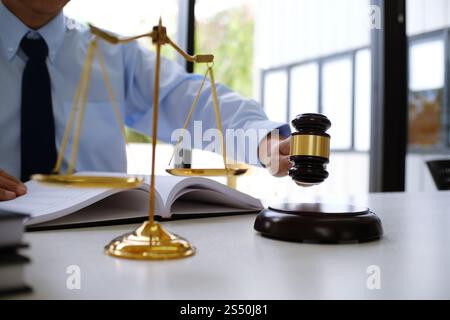 Rechtsberater präsentiert auf dem Client einen unterzeichneten Vertrag mit Hammer und rechtlichen Gesetz. Justiz und Rechtsanwalt Konzept Stockfoto