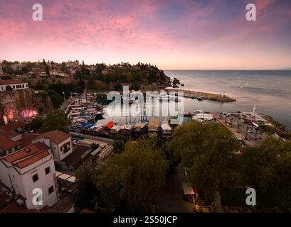Kaleici, alter Yachthafen bei Sonnenaufgang. Das Gebiet Kaleici ist eine der beliebtesten Touristenattraktionen der Türkei. Stadtzentrum von Antalya. Türkei Stockfoto