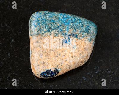 Makroaufnahmen von natürlichen Mineralgestein Muster - trommelsteine Azurit Stein auf dunklem Granit Hintergrund aus Kasachstan Stockfoto