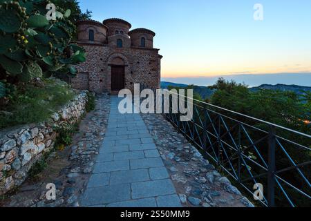 Mittelalterliche Kirche Cattolica di Stilo byzantinische Kirche im alten Sonnenaufgang Stilo Famos Calabria Dorf, Süditalien. Stockfoto