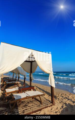 Luxuriöse Strandzelte Baldachin auf sonnenglänzendem Morgenparadies weißer Sandstrand Malediven von Salento (Pescoluse, Salento, Apulien, Süditalien). Am meisten Stockfoto
