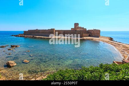 Aragonesische Burg Le Castella (erbaut 474 v. Chr.), eine Festung auf einer kleinen Insel an der Küste des Ionischen Meeres mit Blick auf die Costa dei Saraceni bei Capo Stockfoto