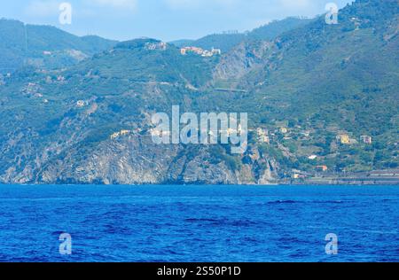 Wunderschöner Blick auf Corniglia im Sommer vom Ausflugsschiff. Eines von fünf berühmten Dörfern des Cinque Terre Nationalparks in Ligurien, Italien, zwischen Stockfoto