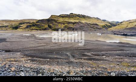 Reisen Sie nach Island - schmelzender Schnee im Wasser vom Solheimajokull-Gletscher (Südgletscherzunge der Myrdalsjokull-Eiskappe) im Katla Geopark auf Isländisch Stockfoto