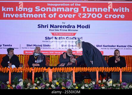 Srinagar, Indien. Januar 2025. SRINAGAR, INDIEN - 13. JANUAR: Premierminister Narendra Modi schüttelt bei der Einweihung des Z-Morh-Tunnels in Sonamarg am 13. Januar 2025 die Hand mit Jammu und dem kaschmirschen Ministerpräsidenten Omar Abdullah 90. Der strategische 6,5 km lange Z-Morh-Tunnel, der für 2.400 Mrd. RS auf dem Srinagar-Leh National Highway gebaut wurde, soll die Region Ladakh das ganze Jahr über besser auf der Straße zugänglich machen. (Foto: Waseem Andrabi/Hindustan Times/SIPA USA) Credit: SIPA USA/Alamy Live News Stockfoto
