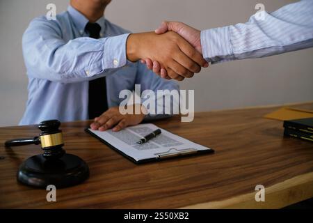 Image Business mans Handshake. Business Partnership Meeting Konzept. Vor dem Holzhammer. Stockfoto