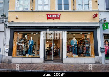 Brügge, Belgien - 27. September 2024: Die Vorderseite des Levis-Ladens in Brügge Stockfoto