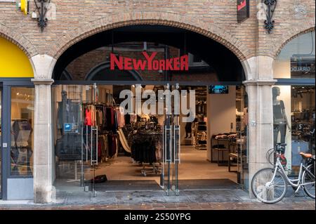 Brügge, Belgien, 27. September 2024: Die Vorderseite des New Yorker Ladens in Brügge Stockfoto