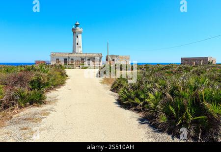 Weg zum alten verlassenen Leuchtturm Capo Murro di Porco - Syrakus, Sizilien, Italien, Mittelmeer. Stockfoto