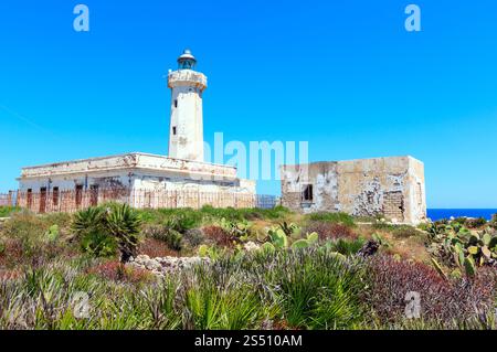 Sommer Capo Murro di Porco alten verlassenen Leuchtturm - Syrakus, Sizilien, Italien, Mittelmeer. Stockfoto