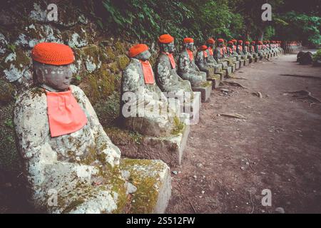 Narabi Jizo Statuen Wahrzeichen in Kanmangafuchi Abgrund, Nikko, Japan. Narabi Jizo Statuen, Nikko, Japan Stockfoto