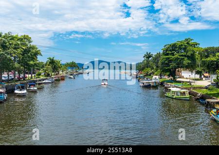 Der Blick auf den Paraty-Kanal in Richtung Meer, nahm von der Ponte de Pontal-Brücke in Paraty, Bundesstaat Rio de Janeiro. Stockfoto
