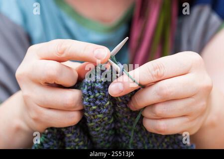 Frau Strick Pullover aus Wolle von Stricknadeln Stockfoto