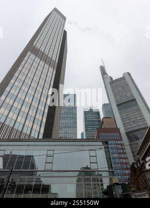 FRANKFURT (MAIN), DEUTSCHLAND - 1. DEZEMBER 2024: Blick auf den Main- und Westend-Turm im Frankfurter Bankenviertel auf bewölktem Gelände Stockfoto