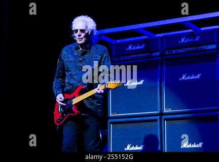 Miami, Vereinigte Staaten Von Amerika. Januar 2025. HOLLYWOOD, FL-12. JANUAR: Paul Dean of Loverboy tritt am 12. Januar 2025 im Hard Rock Live, Seminole Hard Rock Hotel and Casino, Hollywood, Florida, auf. (Foto: Alberto E. Tamargo/SIPA USA) Credit: SIPA USA/Alamy Live News Stockfoto