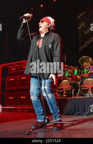 Miami, Vereinigte Staaten Von Amerika. Januar 2025. HOLLYWOOD, FL-12. JANUAR: Mike Reno von Loverboy tritt am 12. Januar 2025 im Hard Rock Live, Seminole Hard Rock Hotel and Casino, Hollywood, Florida auf. (Foto: Alberto E. Tamargo/SIPA USA) Credit: SIPA USA/Alamy Live News Stockfoto
