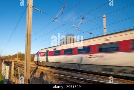 Die neue LNER Azuma elektrische Zug auf der East Coast Mainline, England, UK. Stockfoto