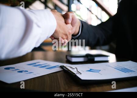 Bild Business mans Handshake. Business Partnerschaft treffen Konzept. Stockfoto