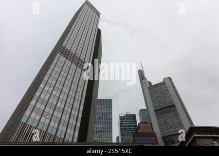 FRANKFURT (MAIN), DEUTSCHLAND - 1. DEZEMBER 2024: Blick auf den Main- und Westend-Turm im Frankfurter Bankenviertel auf bewölktem Gelände Stockfoto