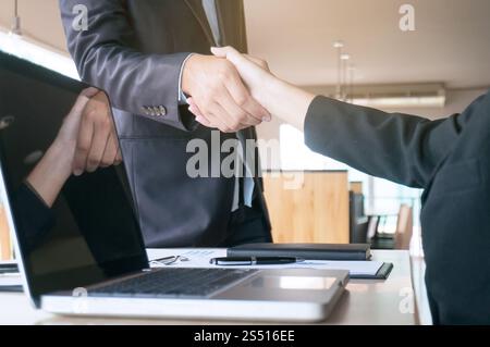 Bild Business mans Handshake. Business Partnerschaft treffen Konzept. Stockfoto