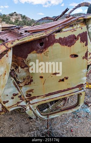 Das Fahrerhaus eines umgekippten Lastwagens, der in der Wüste in Nevada, USA, verlassen wurde Stockfoto