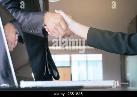 Bild Business mans Handshake. Business Partnerschaft treffen Konzept. Stockfoto
