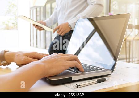 Bild von einem jungen Mann bei der Arbeit auf seinem Laptop in der Bibliothek, Rückansicht des Geschäfts mann Hände beschäftigt mit Laptop im Büro Schreibtisch, junge männliche Studenten Tippen auf Stockfoto