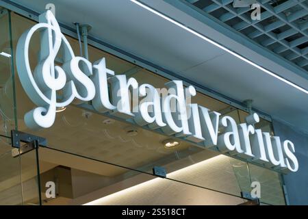 Minsk, Weißrussland - 16. August 2024: Die beleuchtete Schrift zeigt eine schicke Ladenfront in einem modernen Einkaufszentrum. Stockfoto