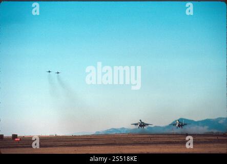 5. FIS (Minot AFB, ND) F-15A Formation Start in der Spur des Fluges der Montana ANG F-16s Stockfoto