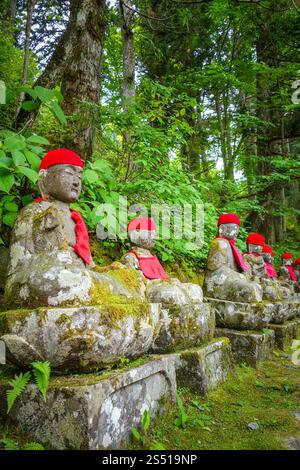 Narabi Jizo Statuen Wahrzeichen in Kanmangafuchi Abgrund, Nikko, Japan. Narabi Jizo Statuen, Nikko, Japan Stockfoto